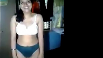 Gadis India Mendedahkan Tubuhnya Dalam Video Yang Berisiko.