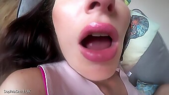 La Bouche Et La Langue De Sa Petite Amie Pour Un Plaisir Asmr