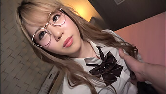 Una Ragazza Con Gli Occhiali Amatoriali Riceve Una Sborrata Interna In Un Video Cosplay Di Ikebukuro