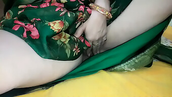 Asiatiske Venner Fanger Jente Som Tar Av Trusene Under Saree