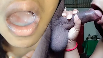 Video Buatan Sendiri Teman Wanita Sri Lanka Memberikan Blowjob Dalam-Dalam Dan Menelan Sperma